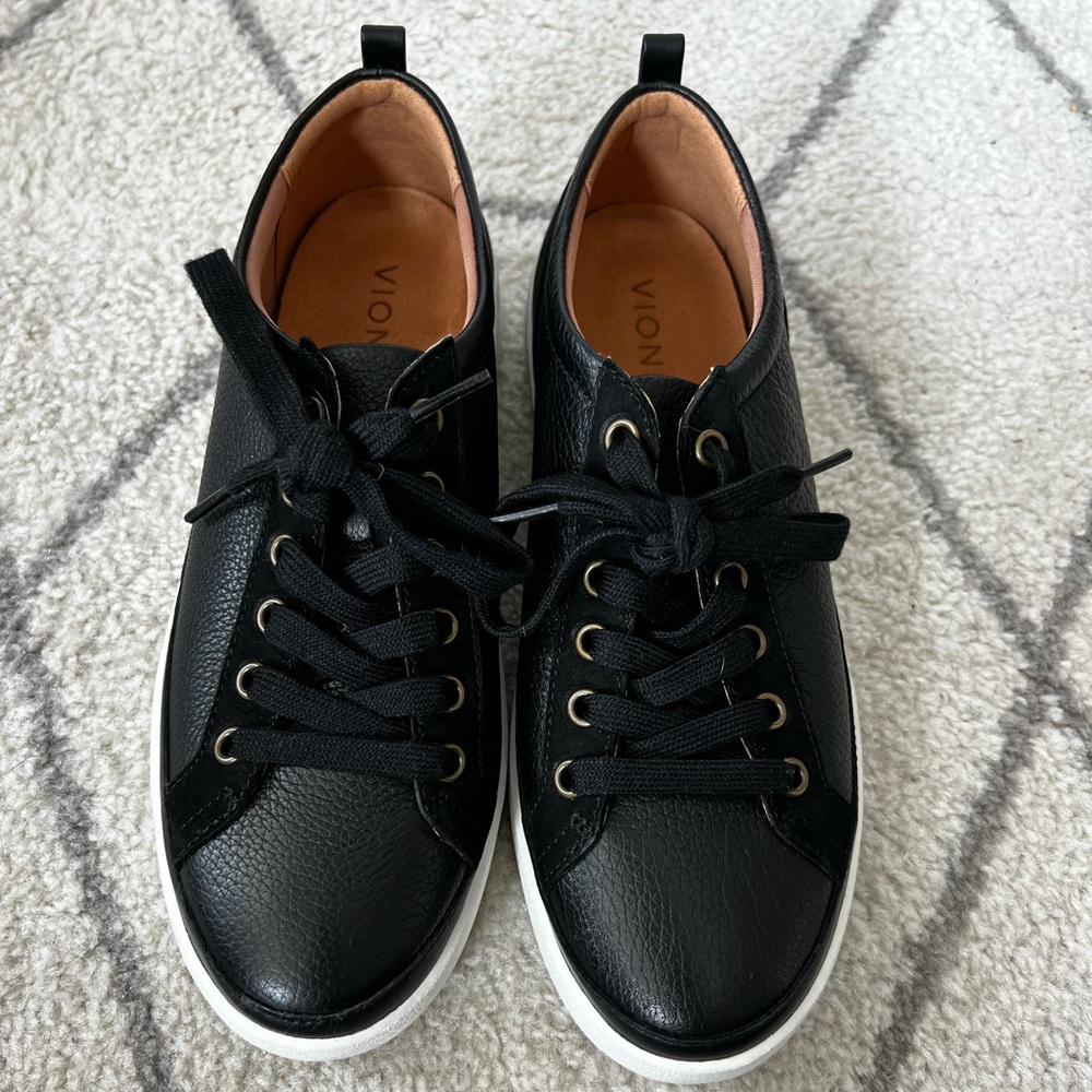NWOT Vionic Black Winny Sneaker Size 8